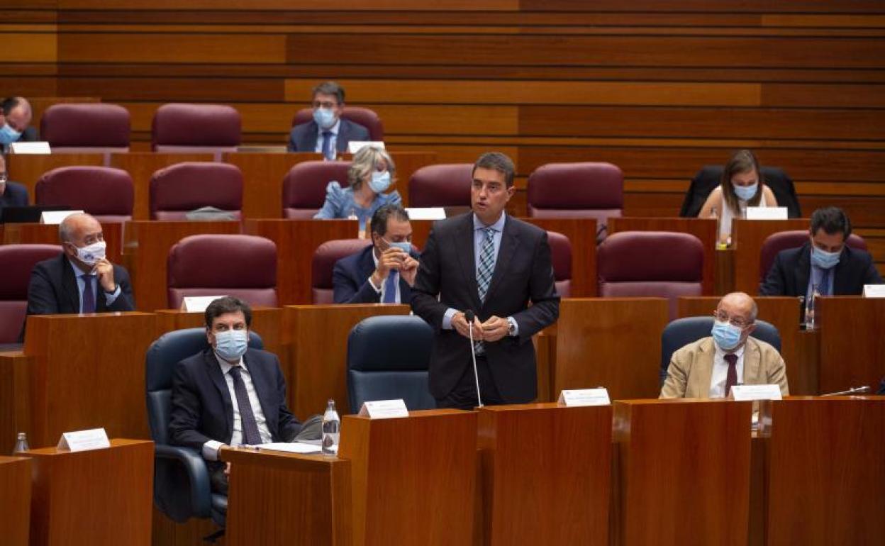 Ángel Ibáñez interviene en el pleno de las Cortes.