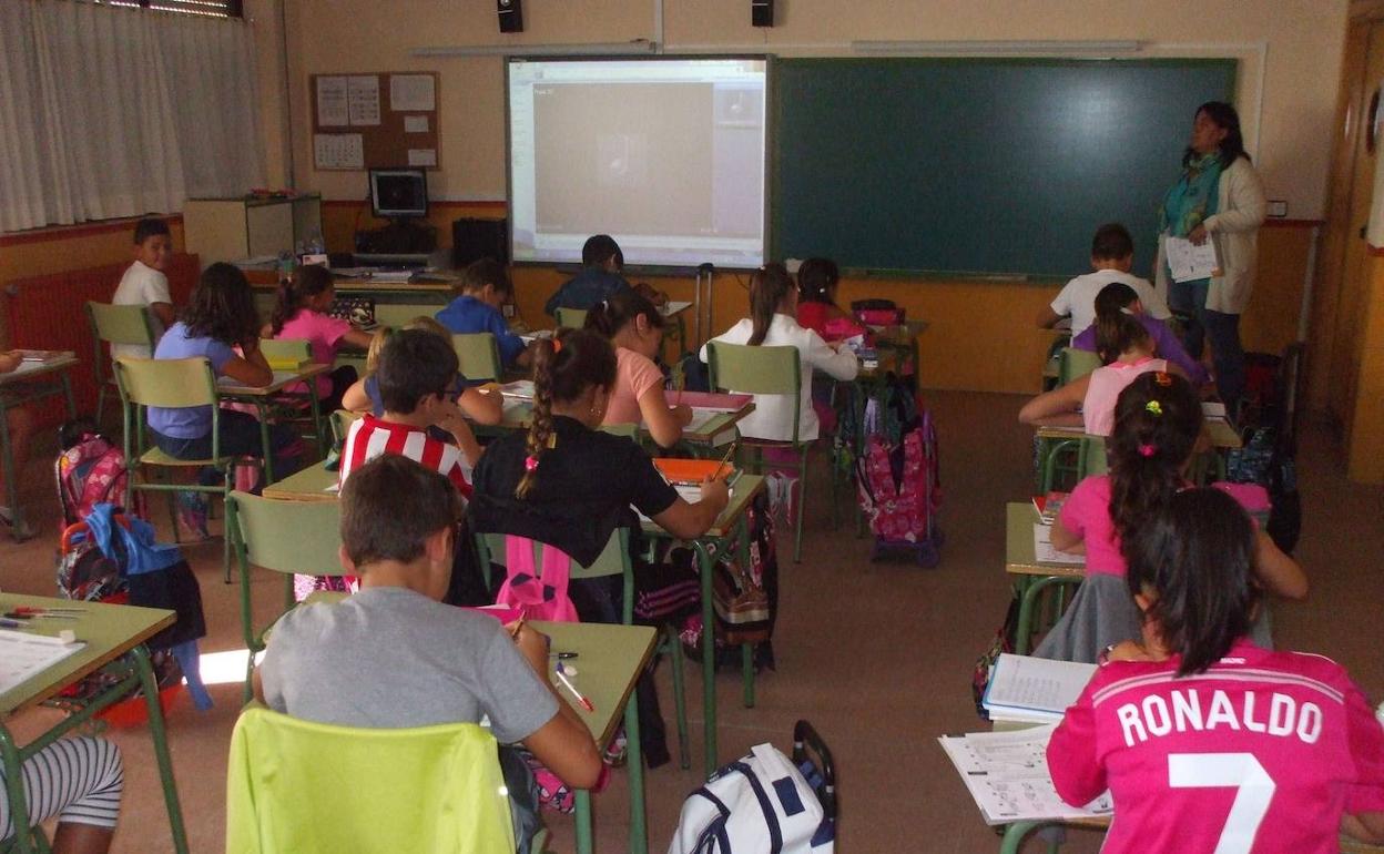 Una profesora imparte clases en un colegio de la provincia salmantina. 