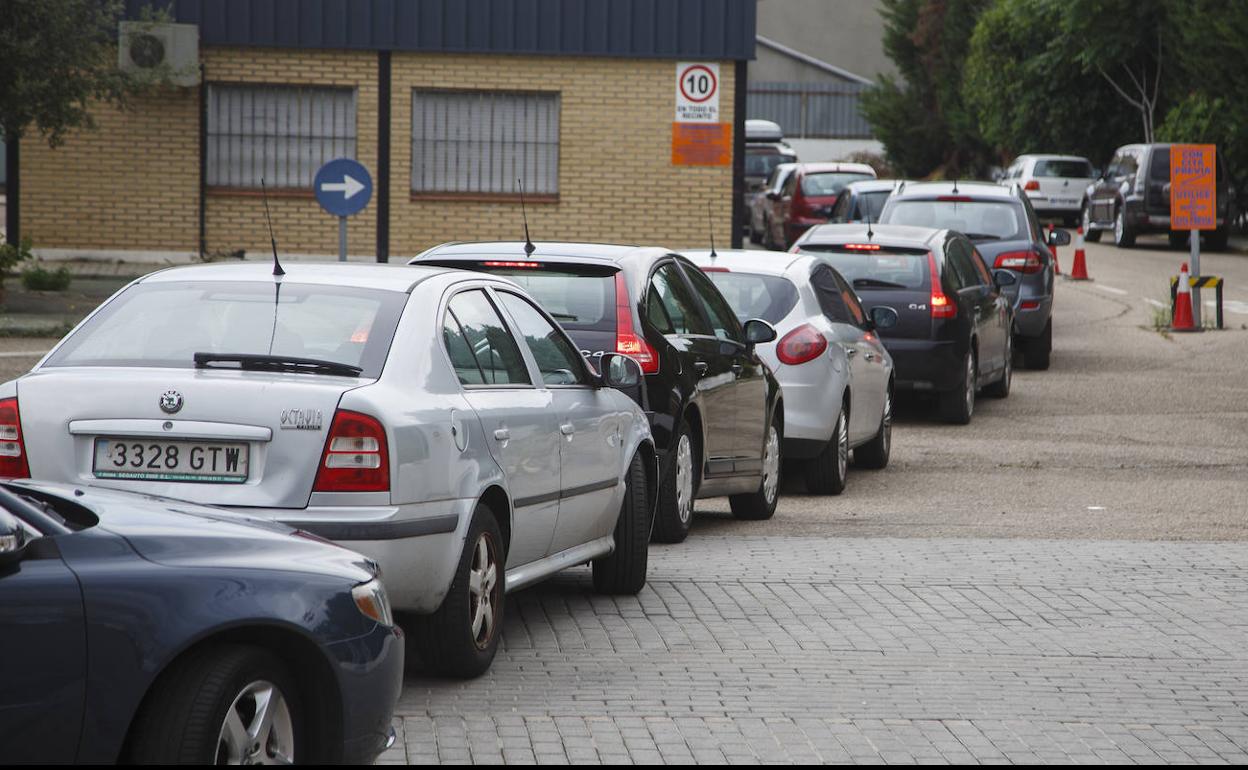 Colas de vehículos para acceder a la ITV del Polígono de Argales ayer por la mañana.