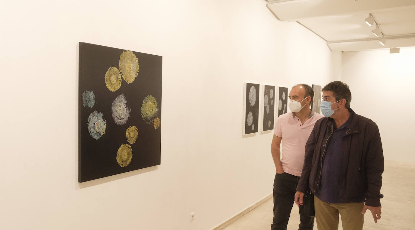 El pintor vallisoletano cuelga su 'Constelación abisal' en la Sala O hasta el 30 de agosto