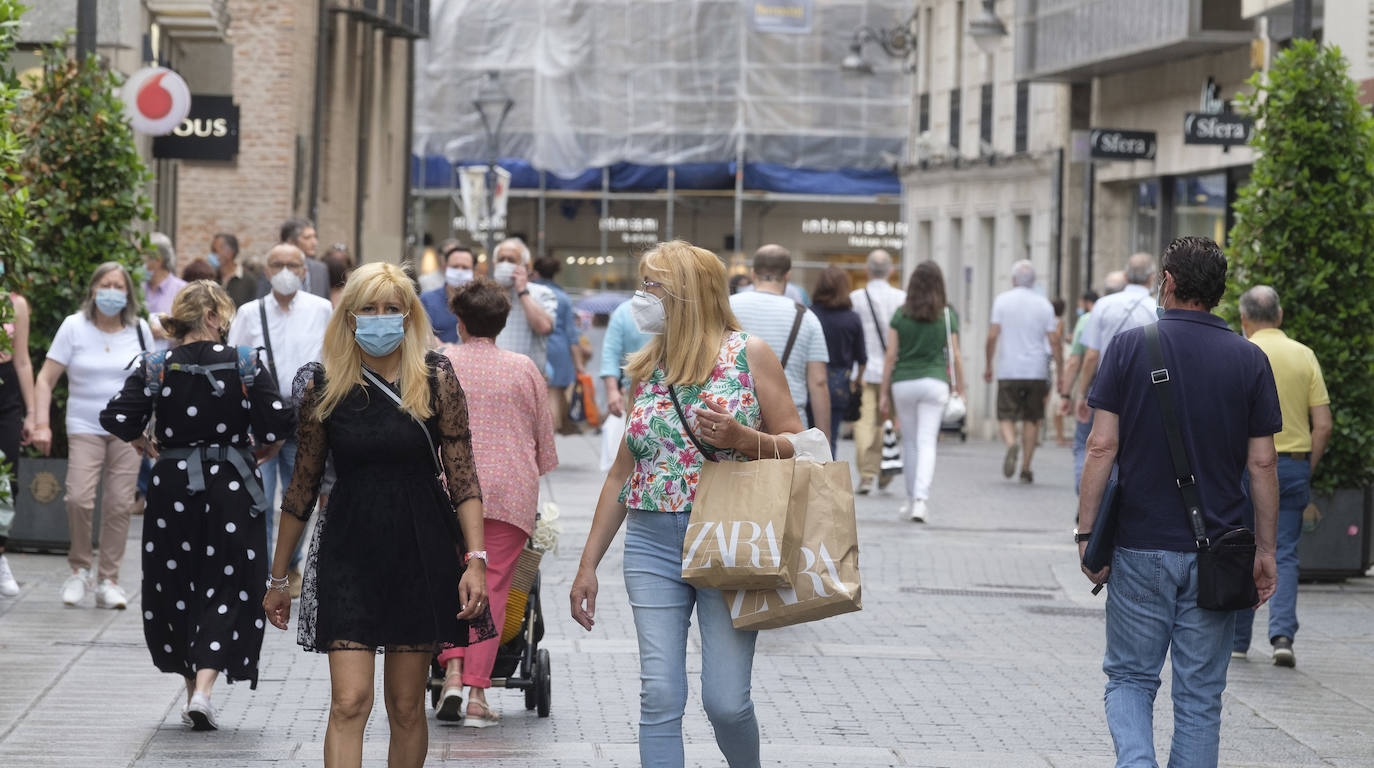 El adelanto de la campaña en las grandes superficies arrastra al pequeño comercio, que valora la iniciativa de los bonos del Ayuntamiento