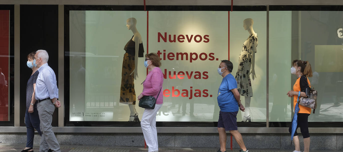 El adelanto de la campaña en las grandes superficies arrastra al pequeño comercio, que valora la iniciativa de los bonos del Ayuntamiento