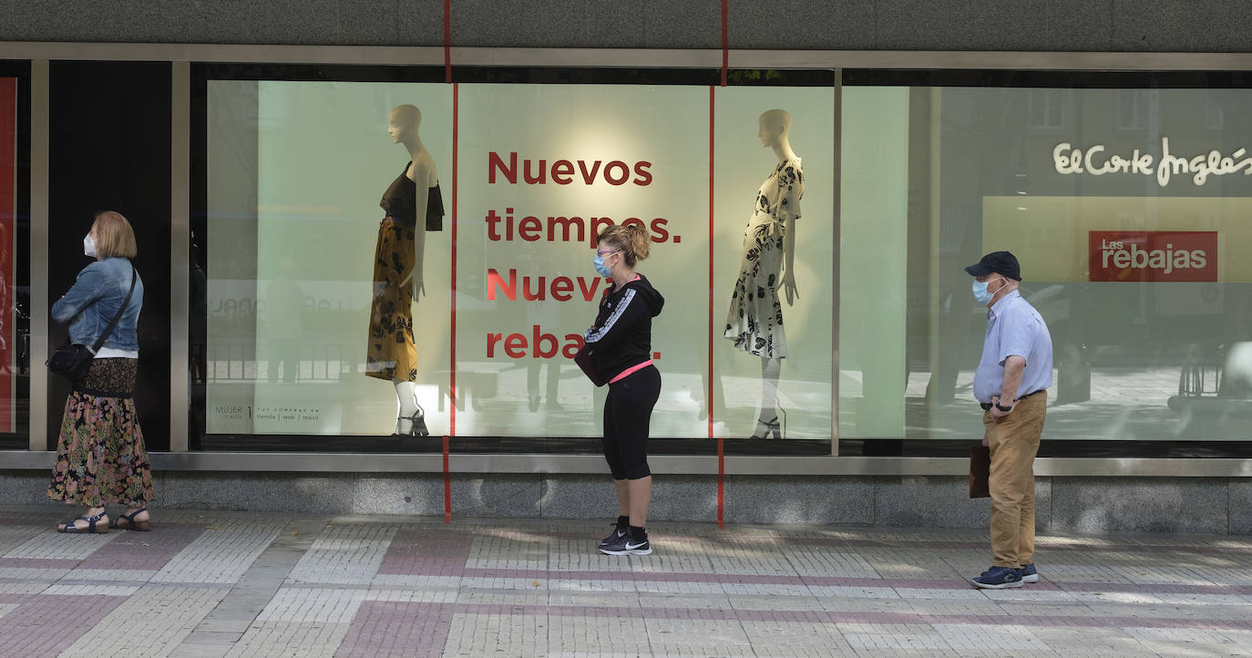 El adelanto de la campaña en las grandes superficies arrastra al pequeño comercio, que valora la iniciativa de los bonos del Ayuntamiento