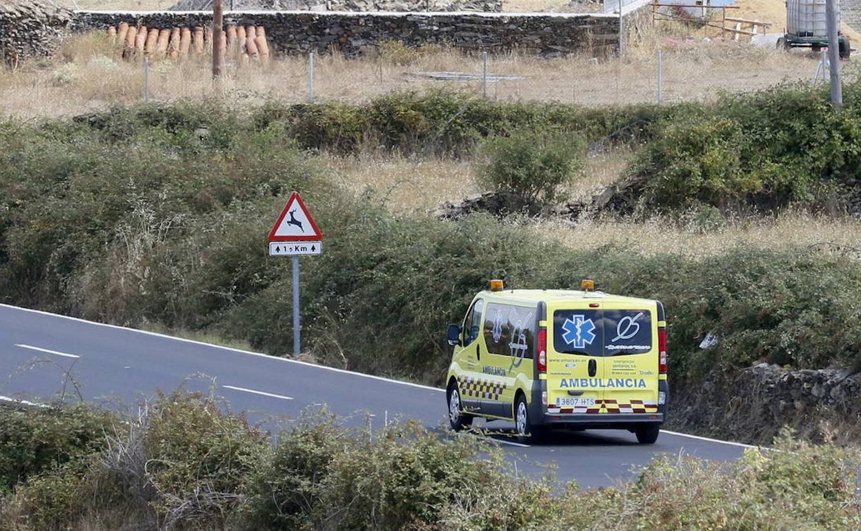 Una ambulancia circula por una carretera de la provincia.