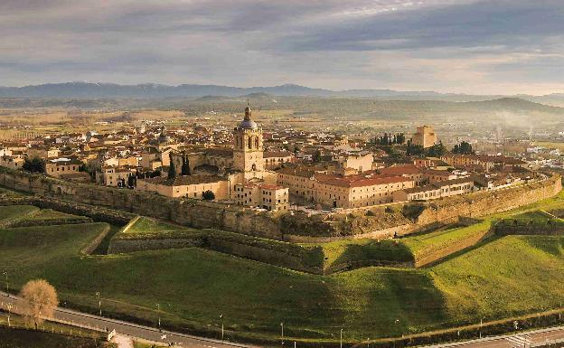Imagen principal - Vista general de Ciudad Rodrigo, descenso en piragua por el Águeda y Ruta de los Lagares Rupestres en San Esteban de la Sierra. 
