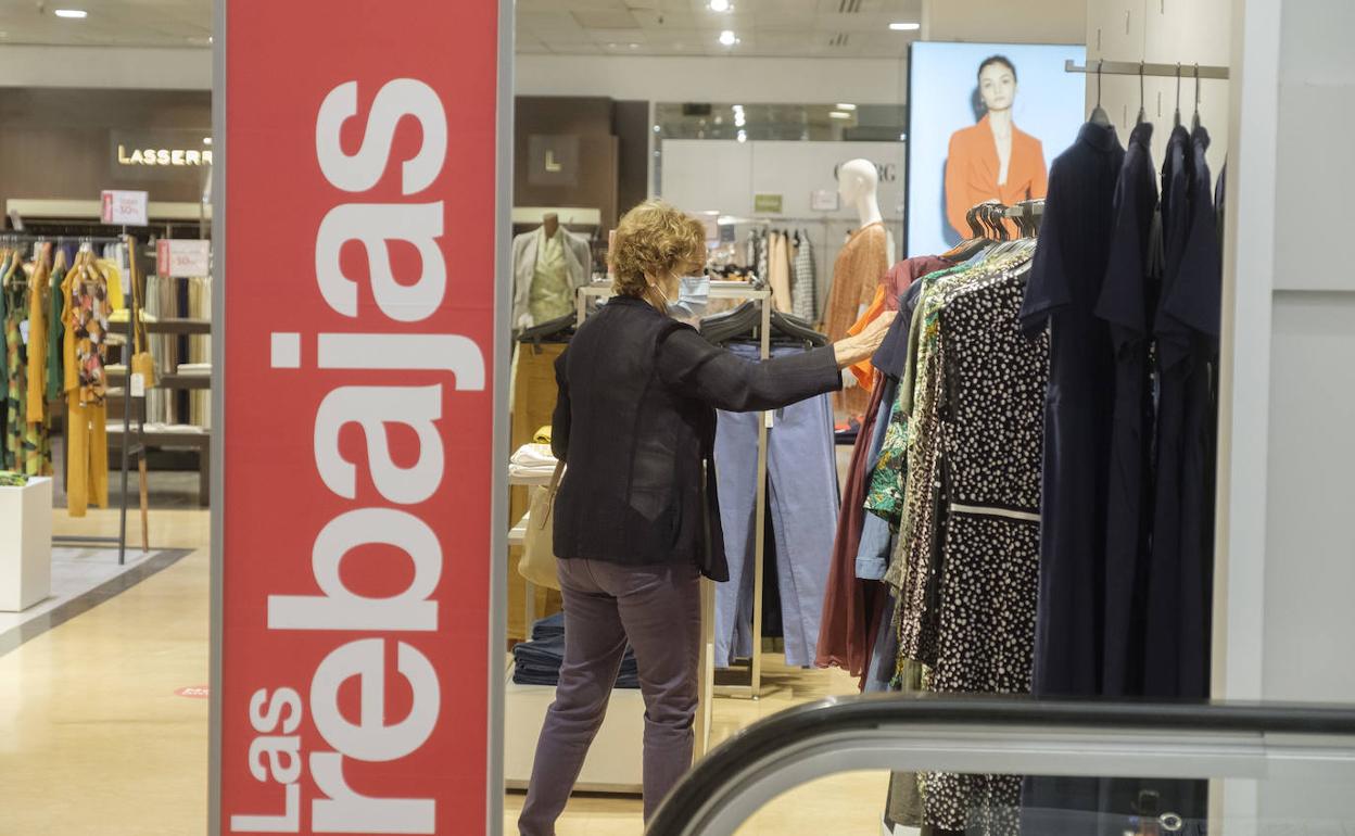 Una mujer observa ayer vestidos en El Corte Inglés del Paseo de Zorrilla. 