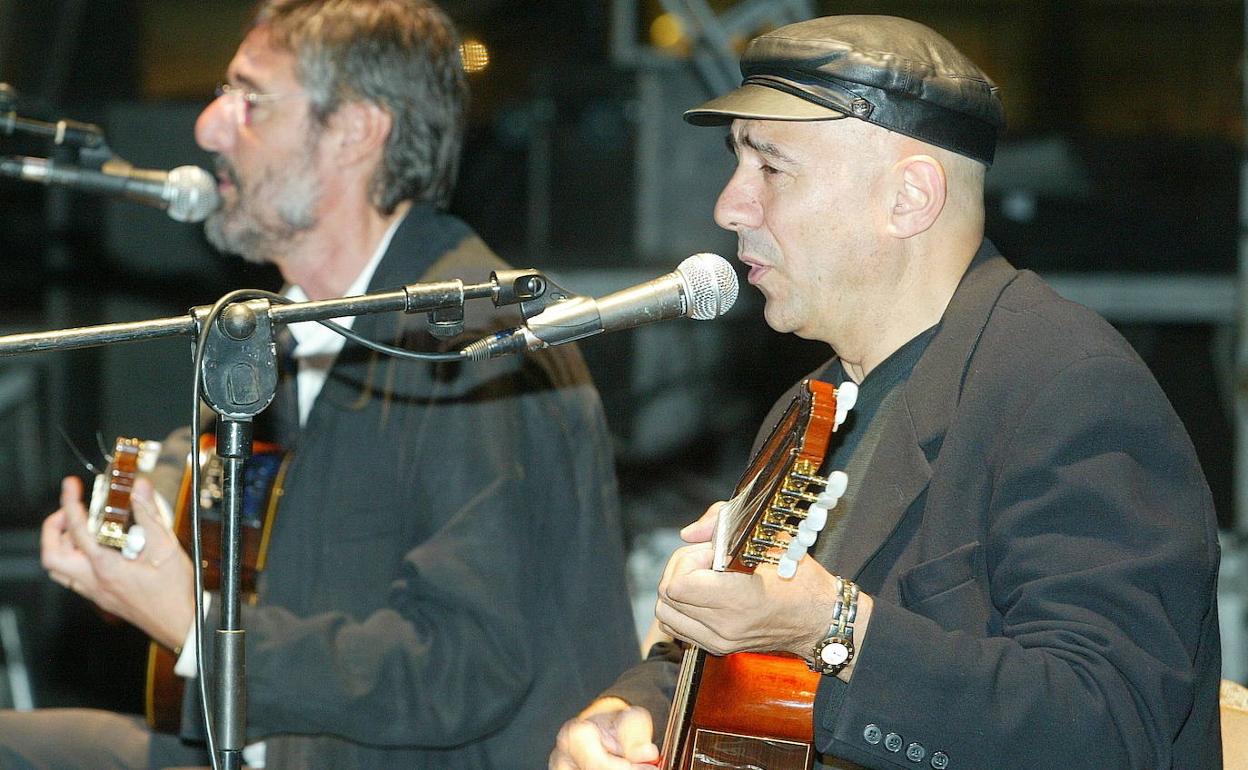 Félix, a la derecha, durante un concierto en la Plaza Mayor, en 2003.