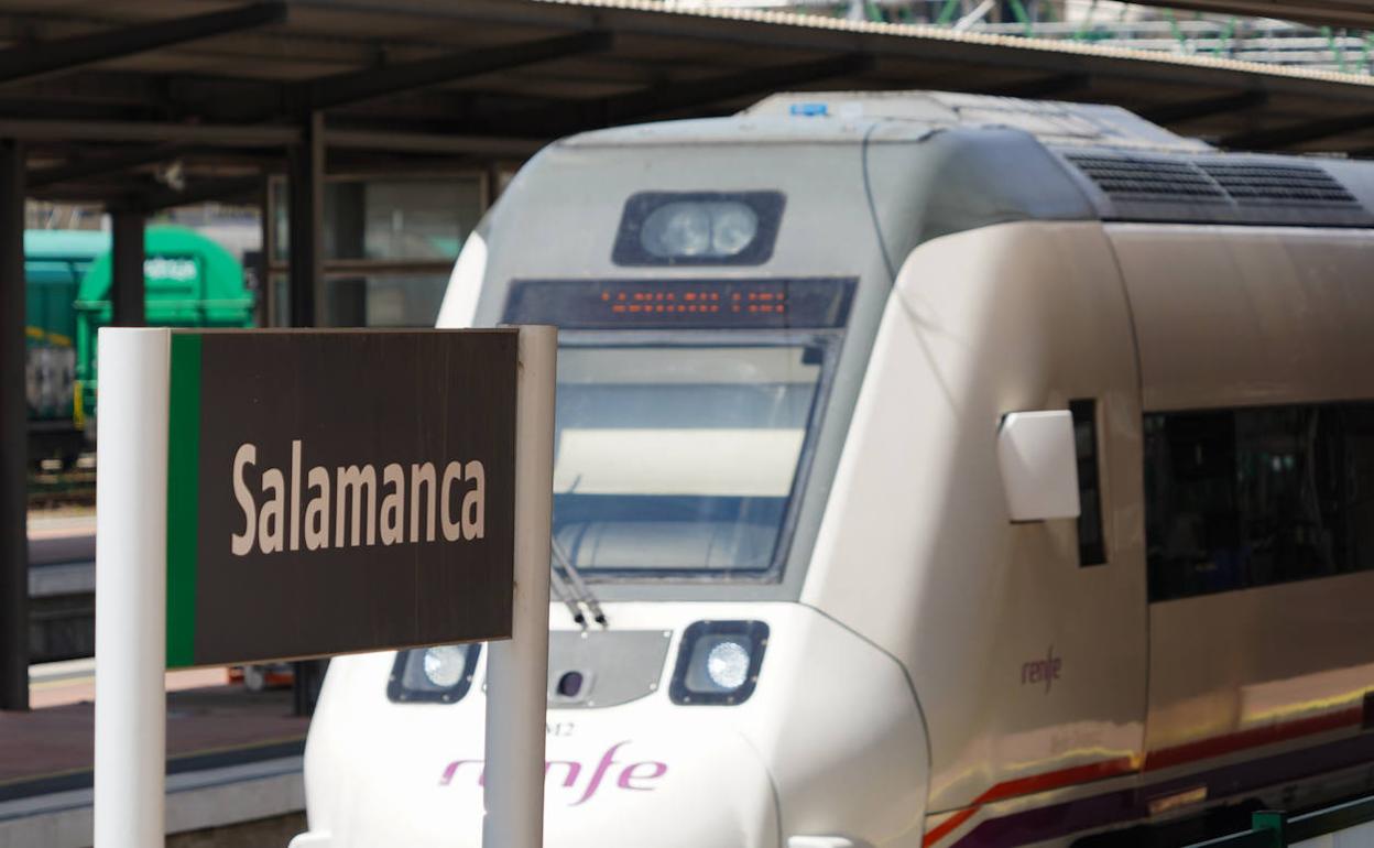 Un tren a punto de salir de la estación de Salamanca. 