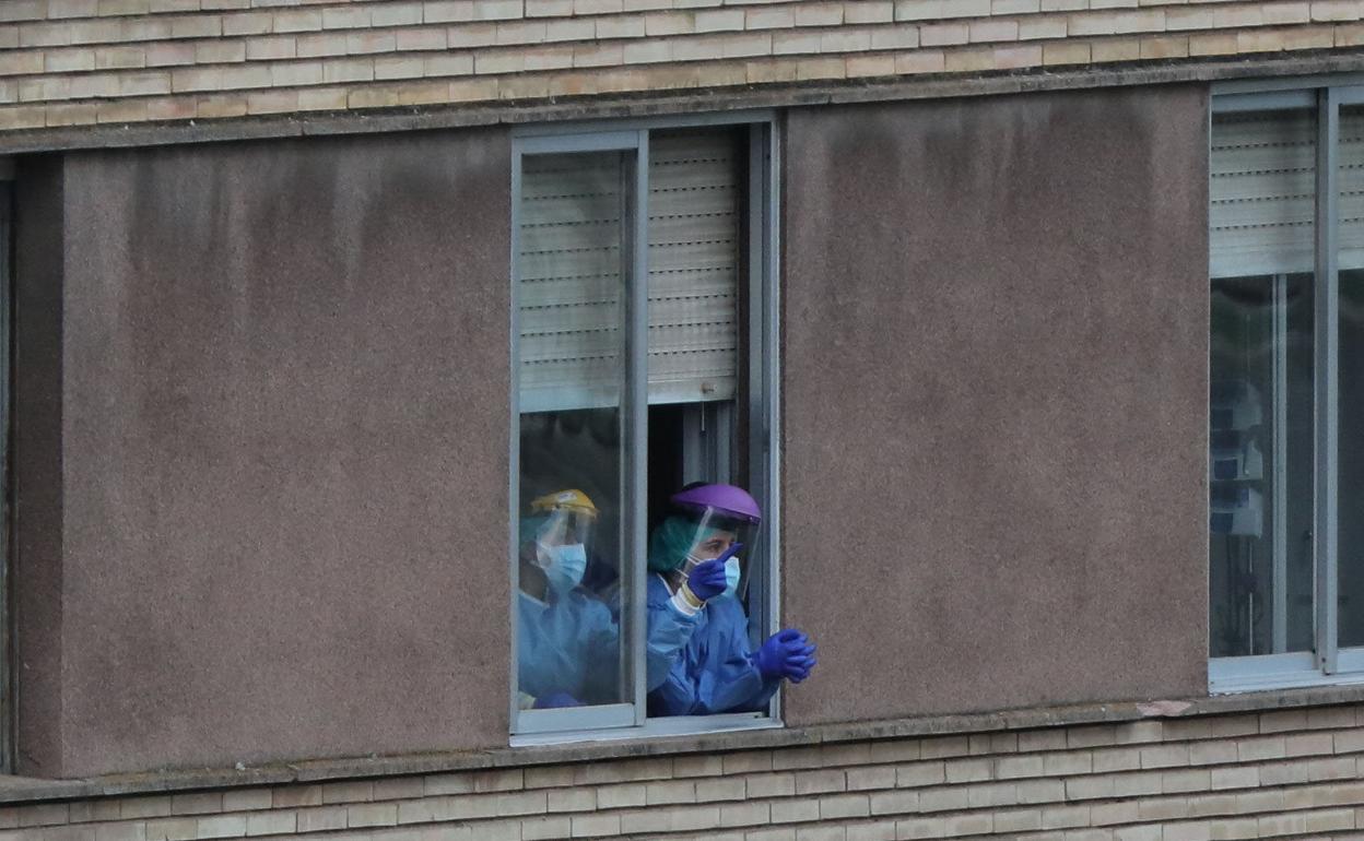 Aplauso de los sanitarios durante la crisis en el Hospital Virgen de la Vega de Salamanca. 
