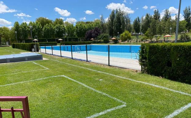 Zona de baño de Medina del Campo, con marcas en el césped para garantizar la distancia de seguridad entre los usuarios.