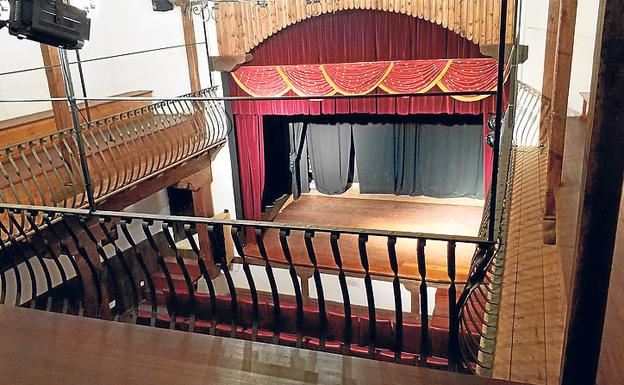 Imagen principal - Arriba, Iinterior del teatro municipal creado como corral de comedias; detalle del artesonado de madera del teatro y a la derecha,detalle de uno de los elementos esculpidos en el Crucero ubicado en la Plaza Mayor, la bolsa con las 40 monedas de Judas.