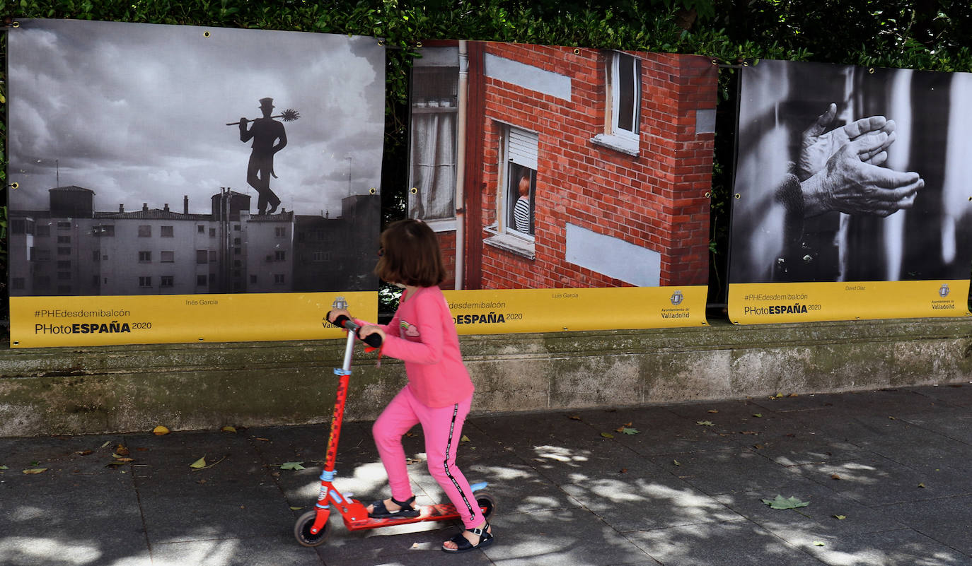 El lateral del Campo Grande muestra las cincuenta mejores fotografías realizadas por los vallisoletanos durante el confinamiento. La muestra está organizada por PhotoEspaña.