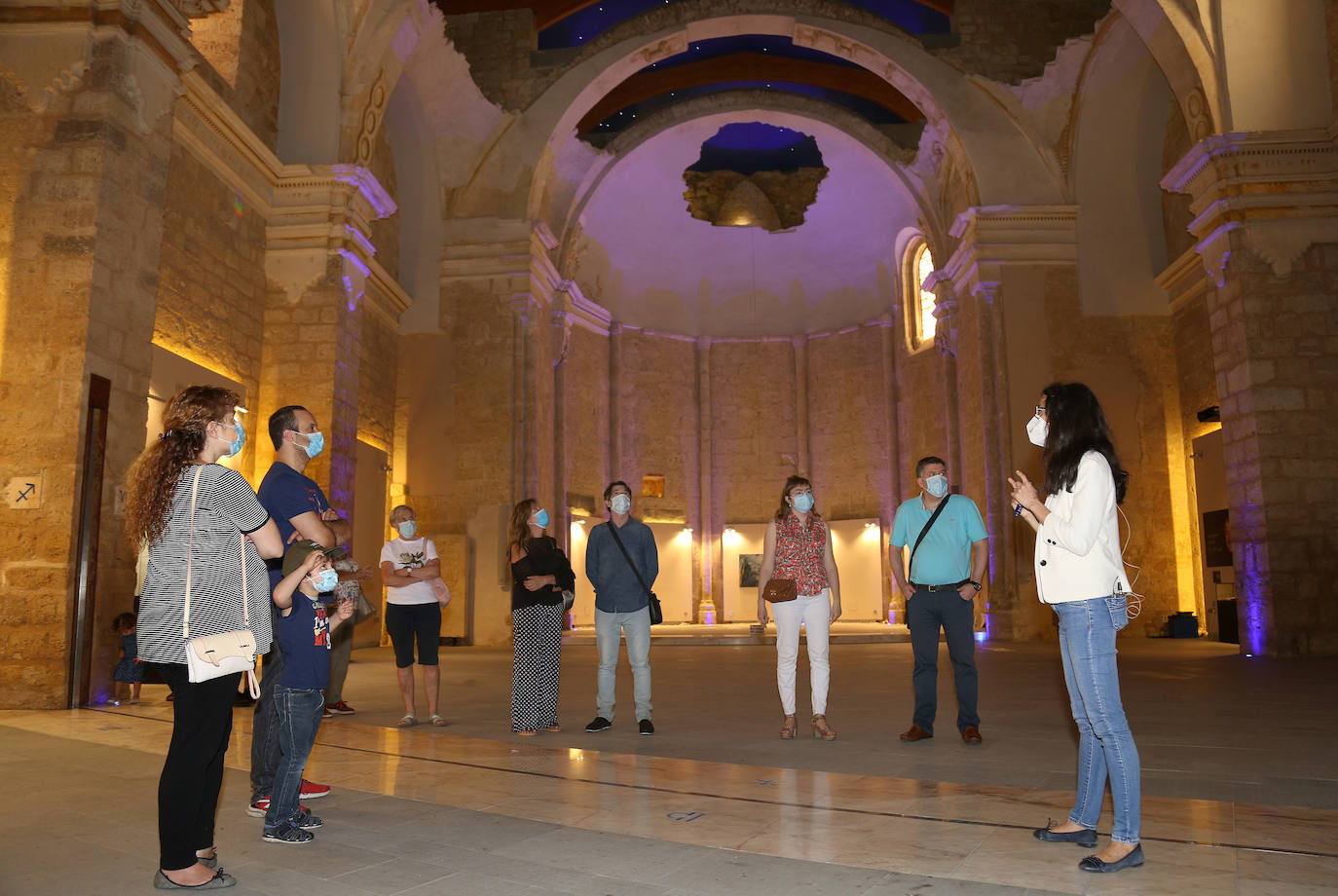 Carmen Ortego explica el contenido de San Pedro Cultural a los visitantes. 