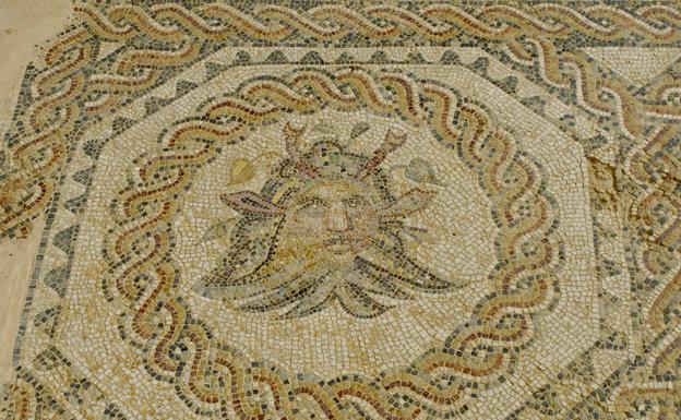 Imagen principal - Mosaico de Océanos en la villa La Tejada. Sobre estas líneas, una moneda del emperador Teodosio hallada en La Olmeda y suelas de calzado con clavos, ambos objetos expuestos en el Museo de la Villa La Olmeda situado en Saldaña. 