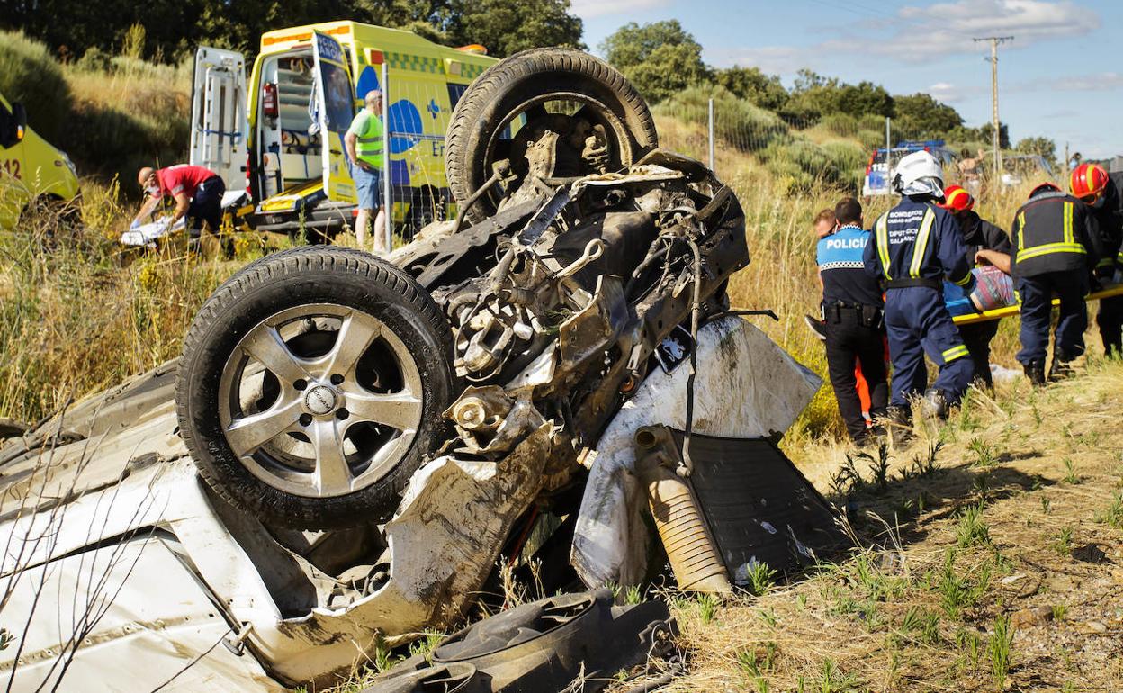 Traslado de uno de los heridos tras la colisión entre dos turismos en la A-62 cerca de Ciudad Rodrigo.