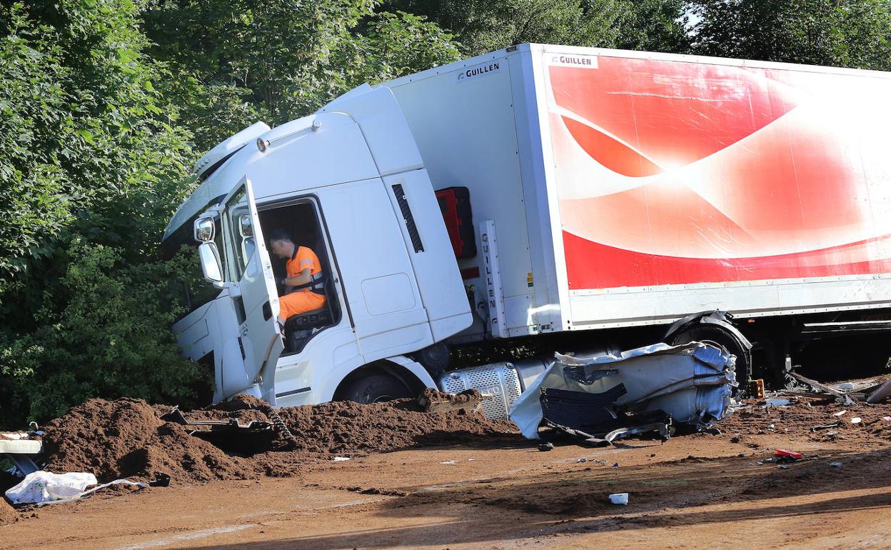 Uno de los dos camiones implicados en el choque en la A-62 a la altura de Dueñas. 