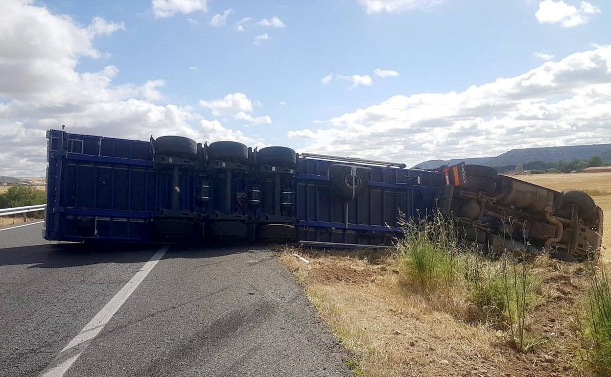 Camión volcado en Villaquirán de los Infantes, donde resultador heridas dos personas.