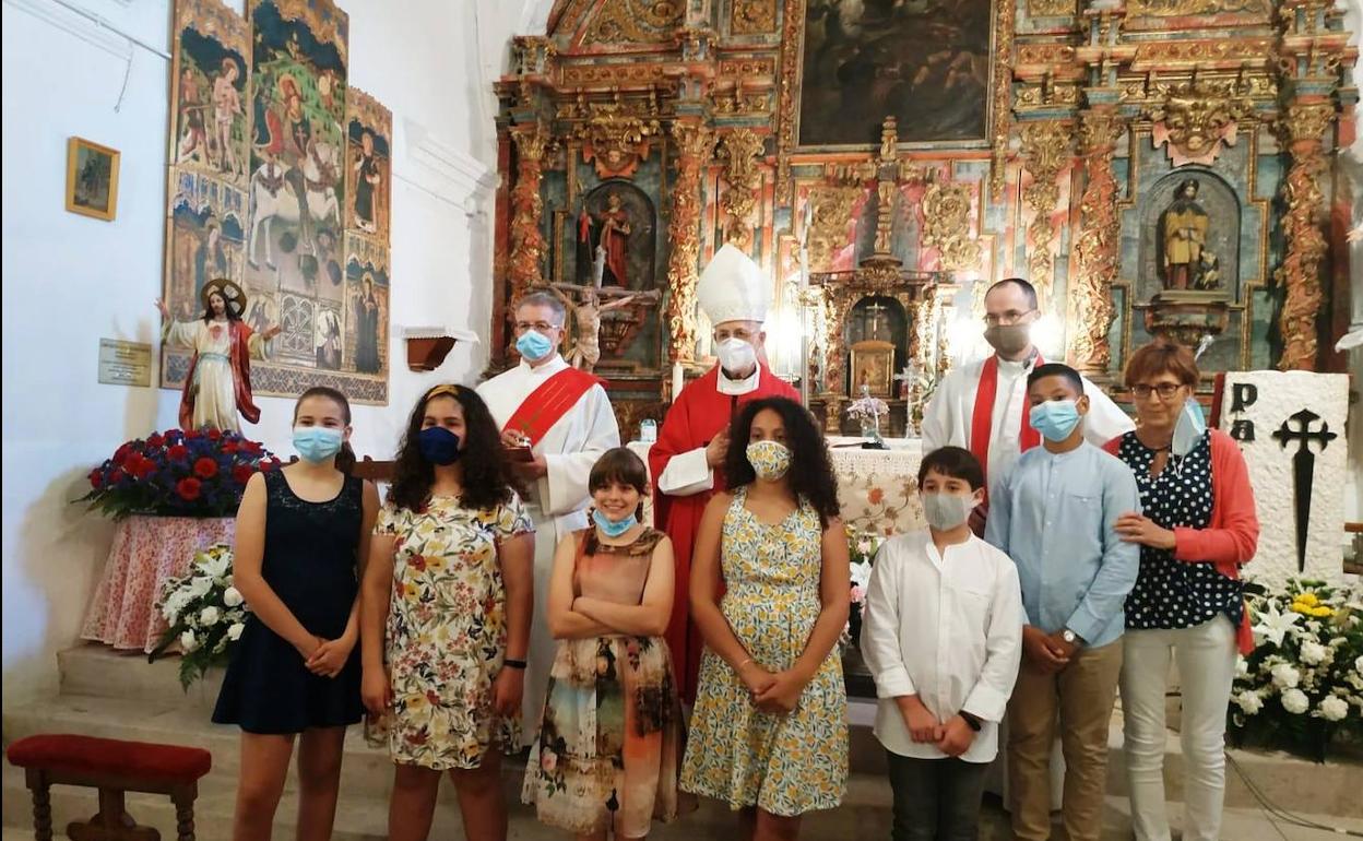 Bllázquez posa con los jóvenes. 