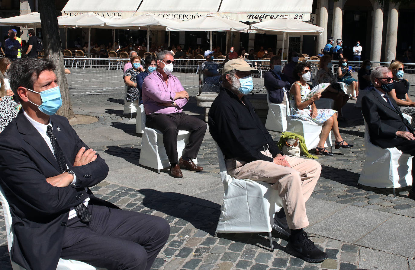 Homenaje a las víctimas del coronavirus en la Plaza Mayor de Segovia 