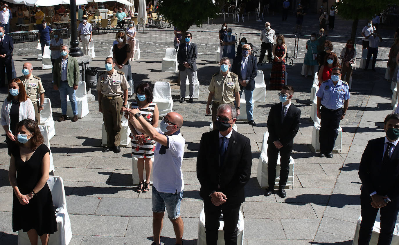 Homenaje a las víctimas del coronavirus en la Plaza Mayor de Segovia 