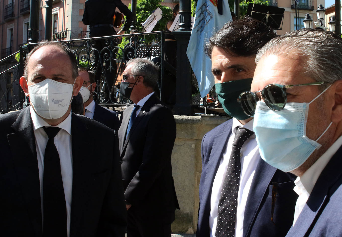 Homenaje a las víctimas del coronavirus en la Plaza Mayor de Segovia 