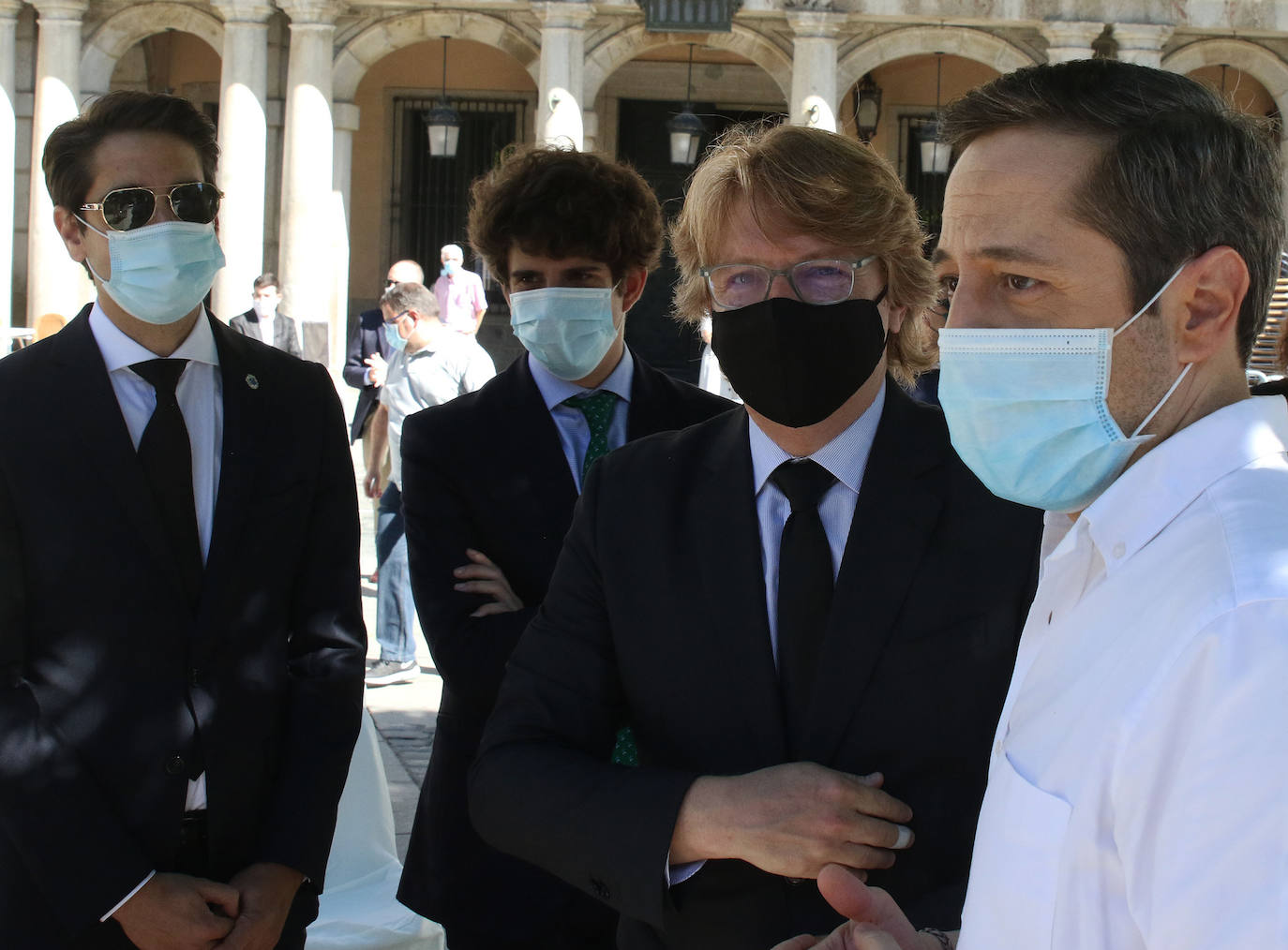 Homenaje a las víctimas del coronavirus en la Plaza Mayor de Segovia 