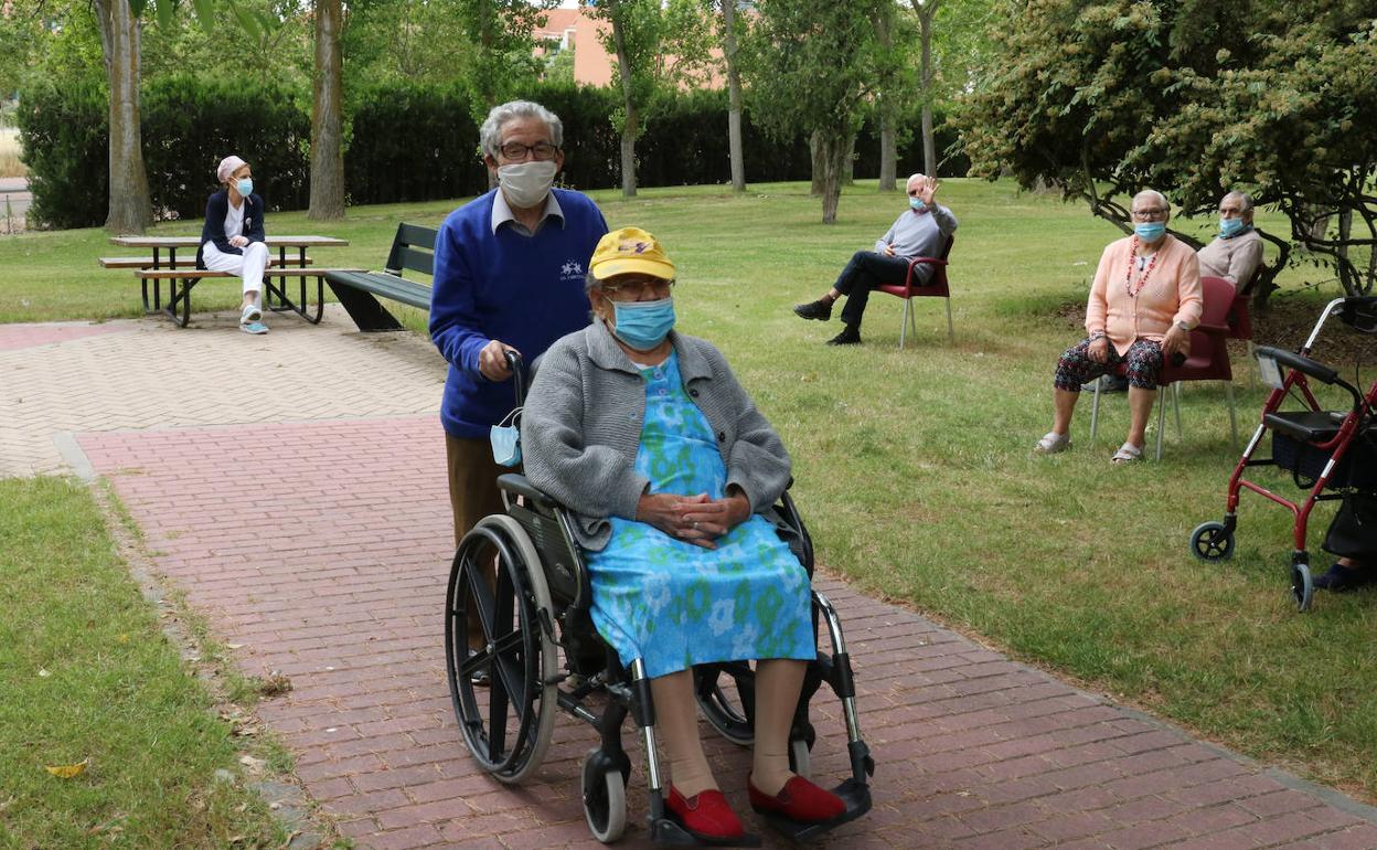 Residentes de Cardenal Marcelo disfrutan del jardín. 