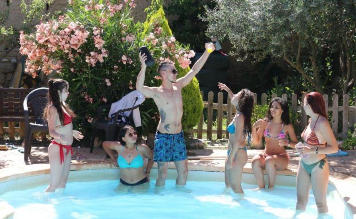 Un grupo de amigos,en la piscina de la casa rural Campo y Lumbre de Benafarces, donde pasaron el fin de semana.. 