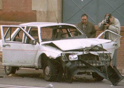 Imagen secundaria 1 - Estado en el que quedó el coche de Aliste tras el atentado.