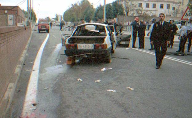 Imagen principal - Estado en el que quedó el coche de Aliste tras el atentado.