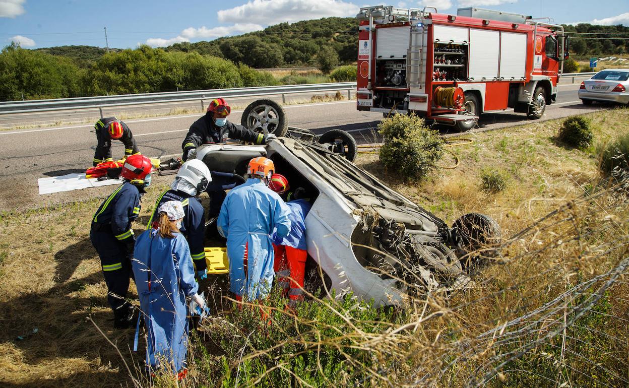 Los servicios de emergencias trabajan en la zona de un accidente registrado ayer por la tarde cerca de Ciudad Rodrigo. 