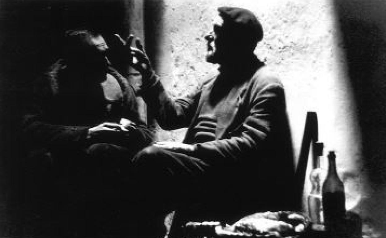 ¿Para qué le sirve a don José Ortega y Gasset ser una buena pluma si no es una buena escopeta? Eso le pregunta el Barbas a Delibes, en la foto, en 'La caza de la perdiz roja'. 