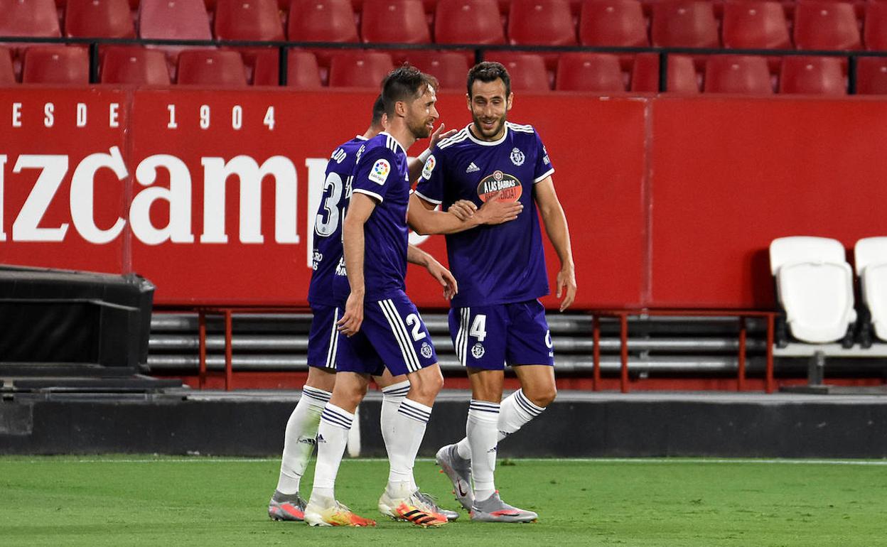 Míchel y Waldo celebran con Kiko Olivas el gol ante el Sevilla. 