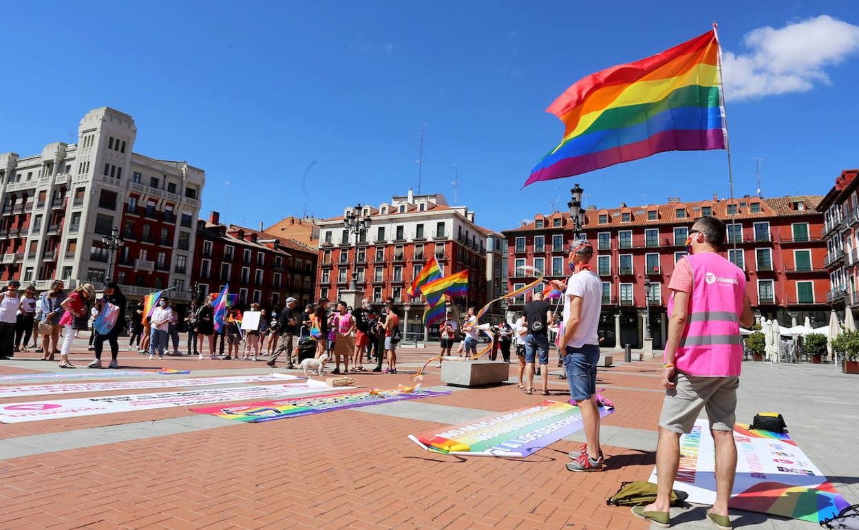 Concentración en Valladolid con motivo del Día del Orgullo LGTBI