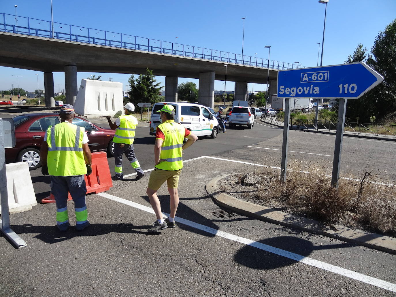 El desmontaje de la estructura de hierro ha mantenido cortados los cuatro carriles de la autovía y causó atascos en San Cristóbal. 