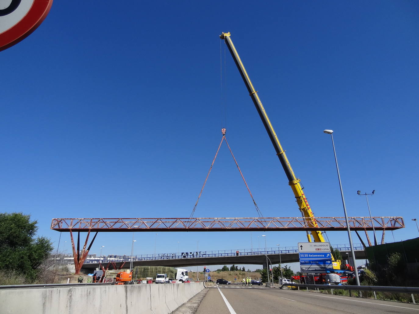 El desmontaje de la estructura de hierro ha mantenido cortados los cuatro carriles de la autovía y causó atascos en San Cristóbal. 