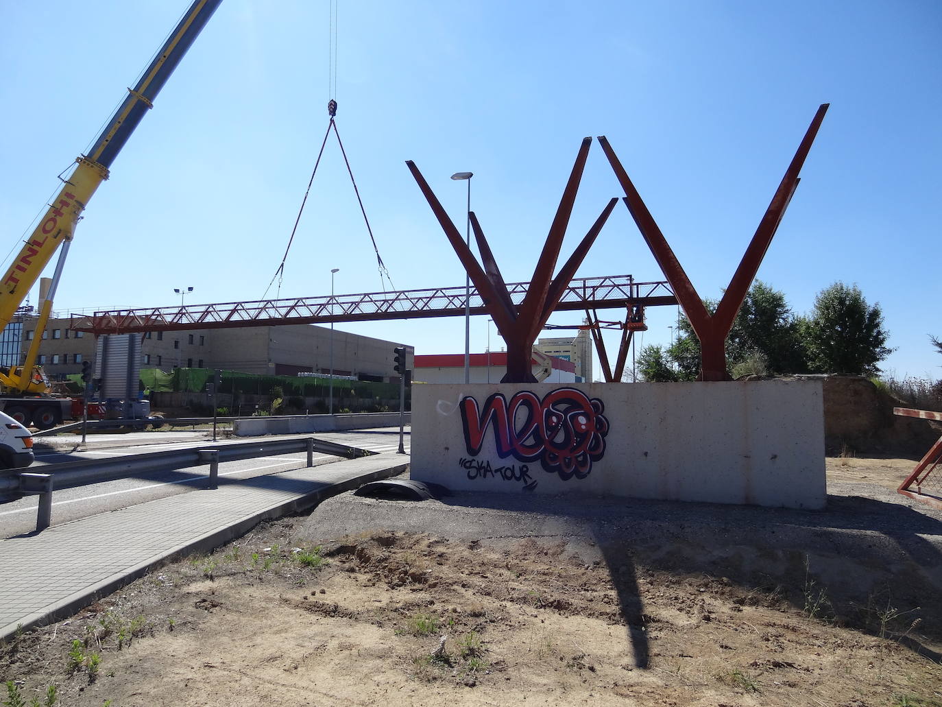 El desmontaje de la estructura de hierro ha mantenido cortados los cuatro carriles de la autovía y causó atascos en San Cristóbal. 