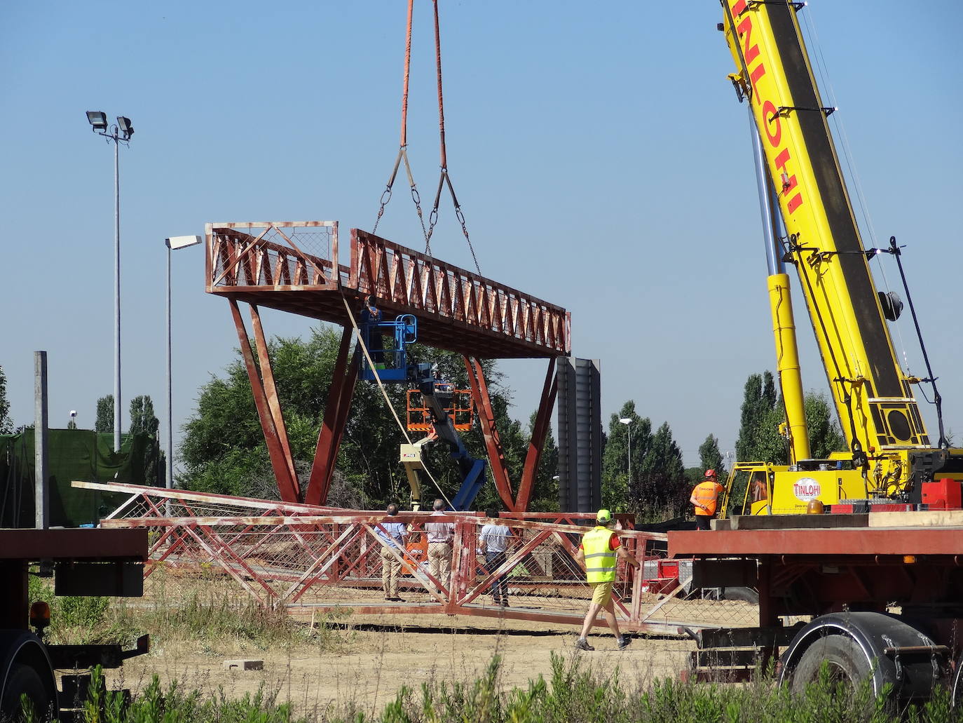 El desmontaje de la estructura de hierro ha mantenido cortados los cuatro carriles de la autovía y causó atascos en San Cristóbal. 