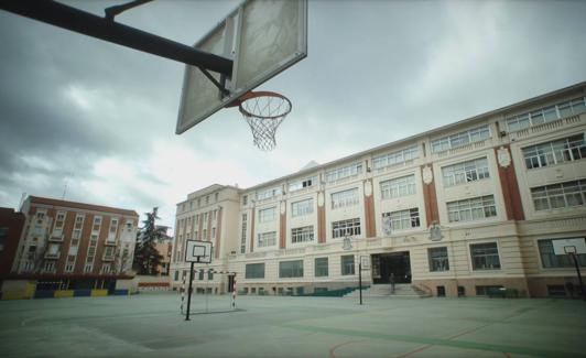 Patio del colegio La Salle, donde empezó a jugar Lalo. 