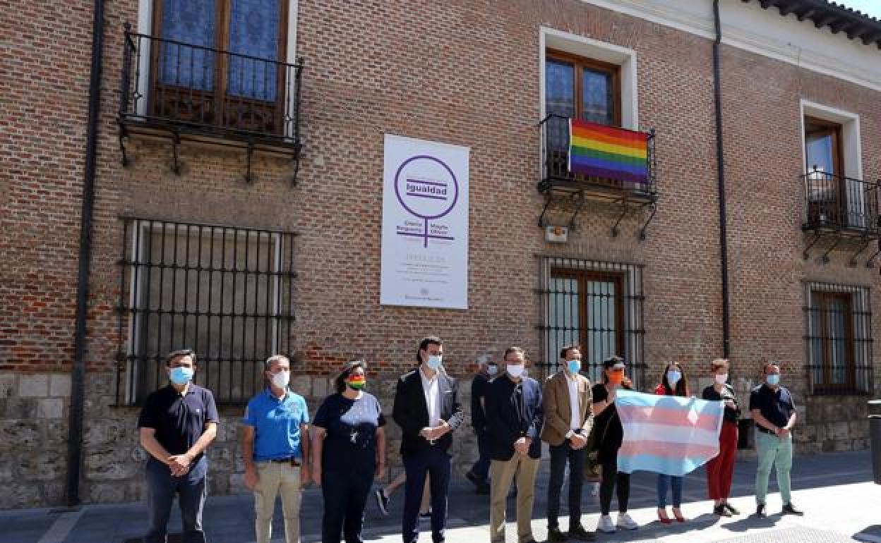 La Diputación de Valladolid colocó en su fachada la bandera del colectivo LGTBI en un acto con presencia del presidente de la institución, Conrado Íscar. 