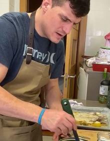 Imagen secundaria 2 - Coronavirus: Recetario para la cuarentena: La receta de Miguel Cobo: lubina al horno con patatas a la panadera