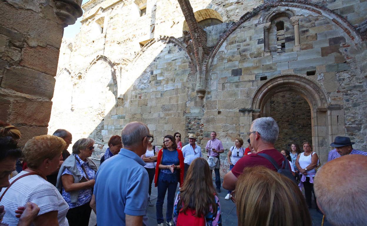 Un grupo de turistas en Santa María de Carracedo (León). 