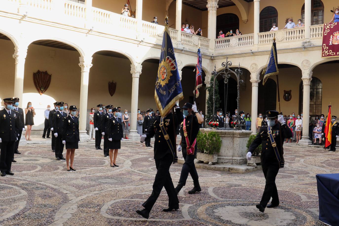 Con motivo de la Covid-19, este año no se ha podido celebrar el acto habitual de jura en la Escuela Nacional de Policía de Ávila, siendo sustituido por 58 actos descentralizados en las provincias