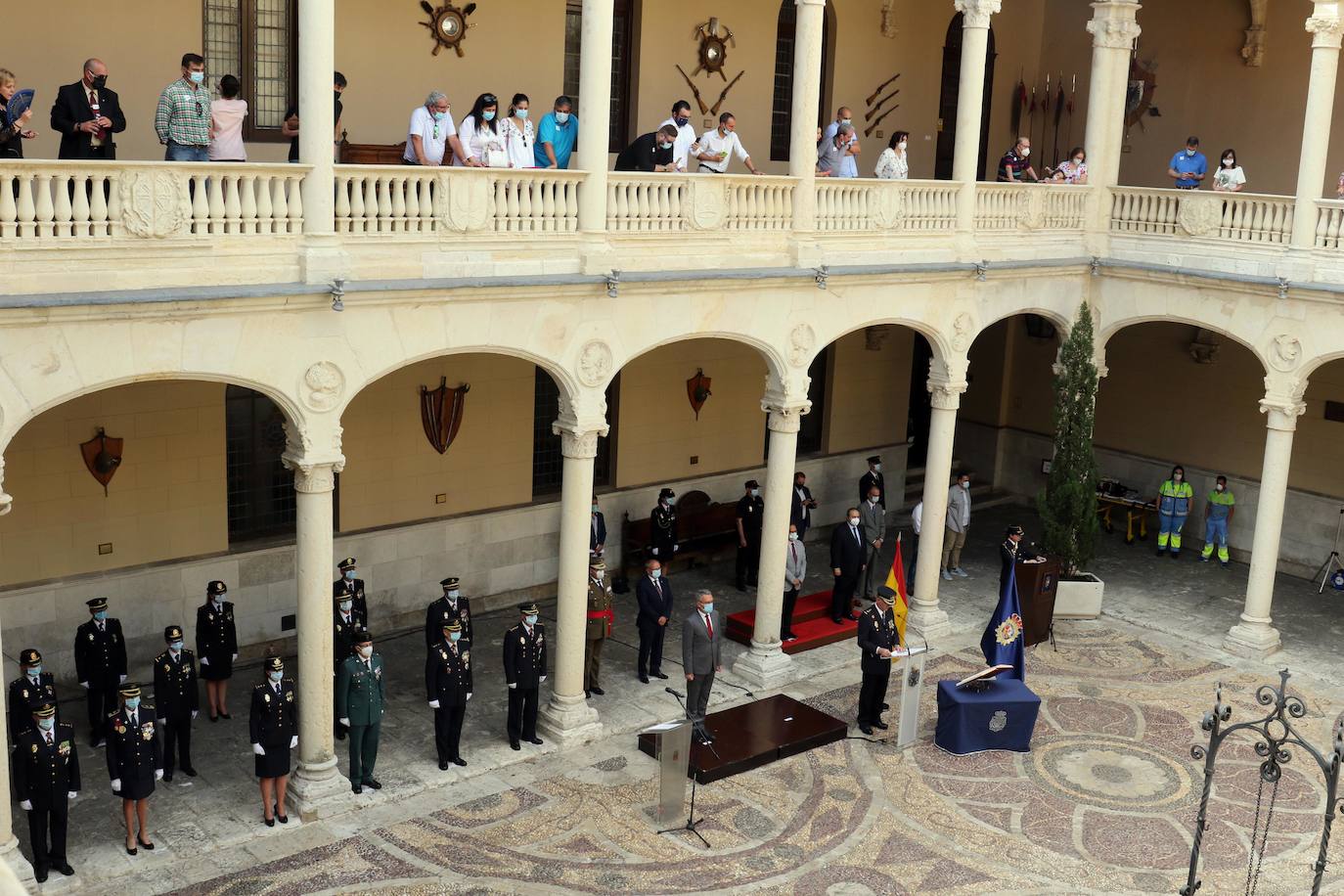 Con motivo de la Covid-19, este año no se ha podido celebrar el acto habitual de jura en la Escuela Nacional de Policía de Ávila, siendo sustituido por 58 actos descentralizados en las provincias