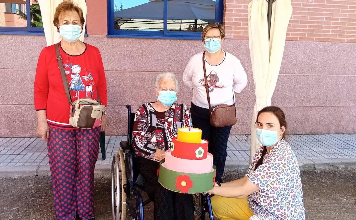 Paula Gutiérrez junto a sus hijas Begoña y María Jesús en la celebración de su centenario. 