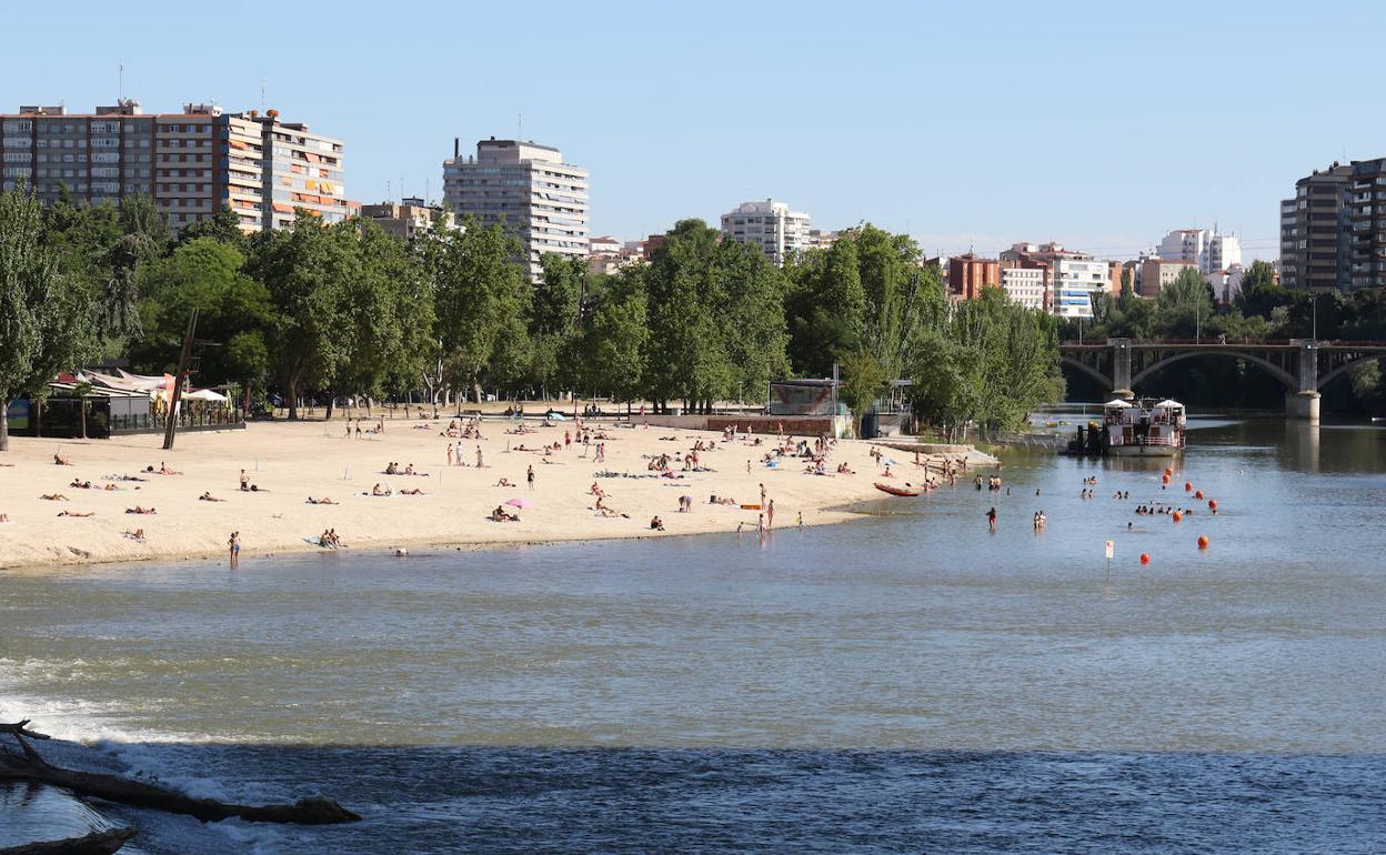 Bañista, ayer, en Valladolid. 