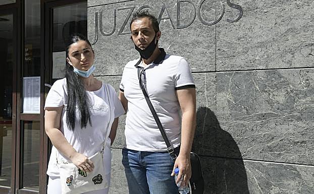 Los padres de la niña que cayó por la ventana del colegio: «Hubo cuatro adultos responsables y todos fallaron»