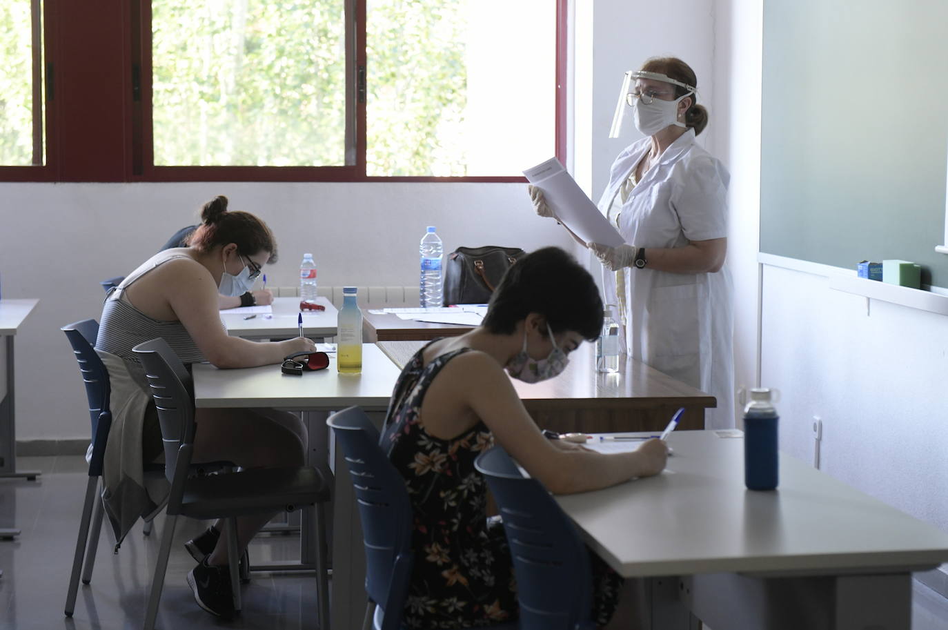 Fotos: Comienza para 11.000 estudiantes de Castilla y León la EBAU más atípica