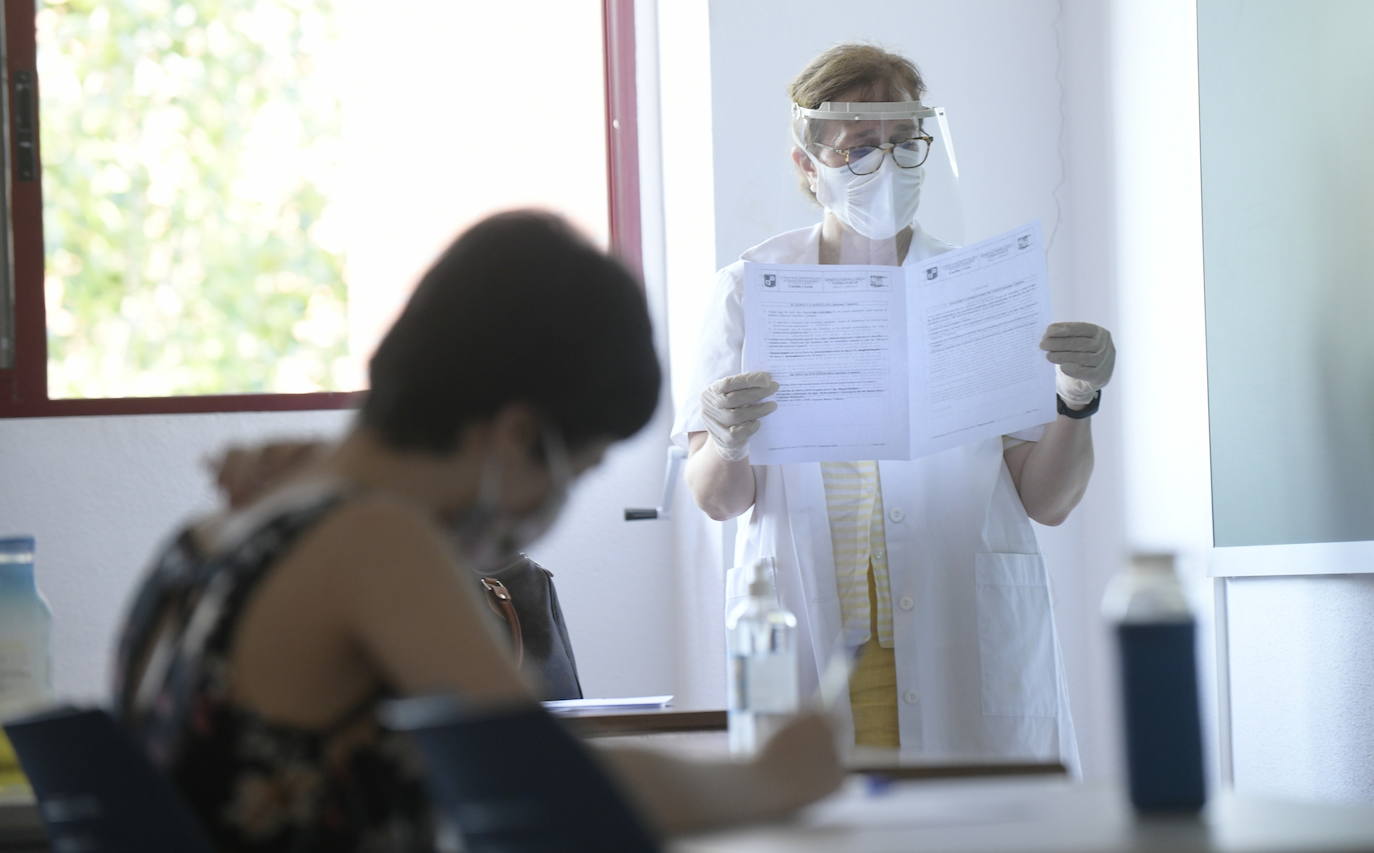 Fotos: Comienza para 11.000 estudiantes de Castilla y León la EBAU más atípica