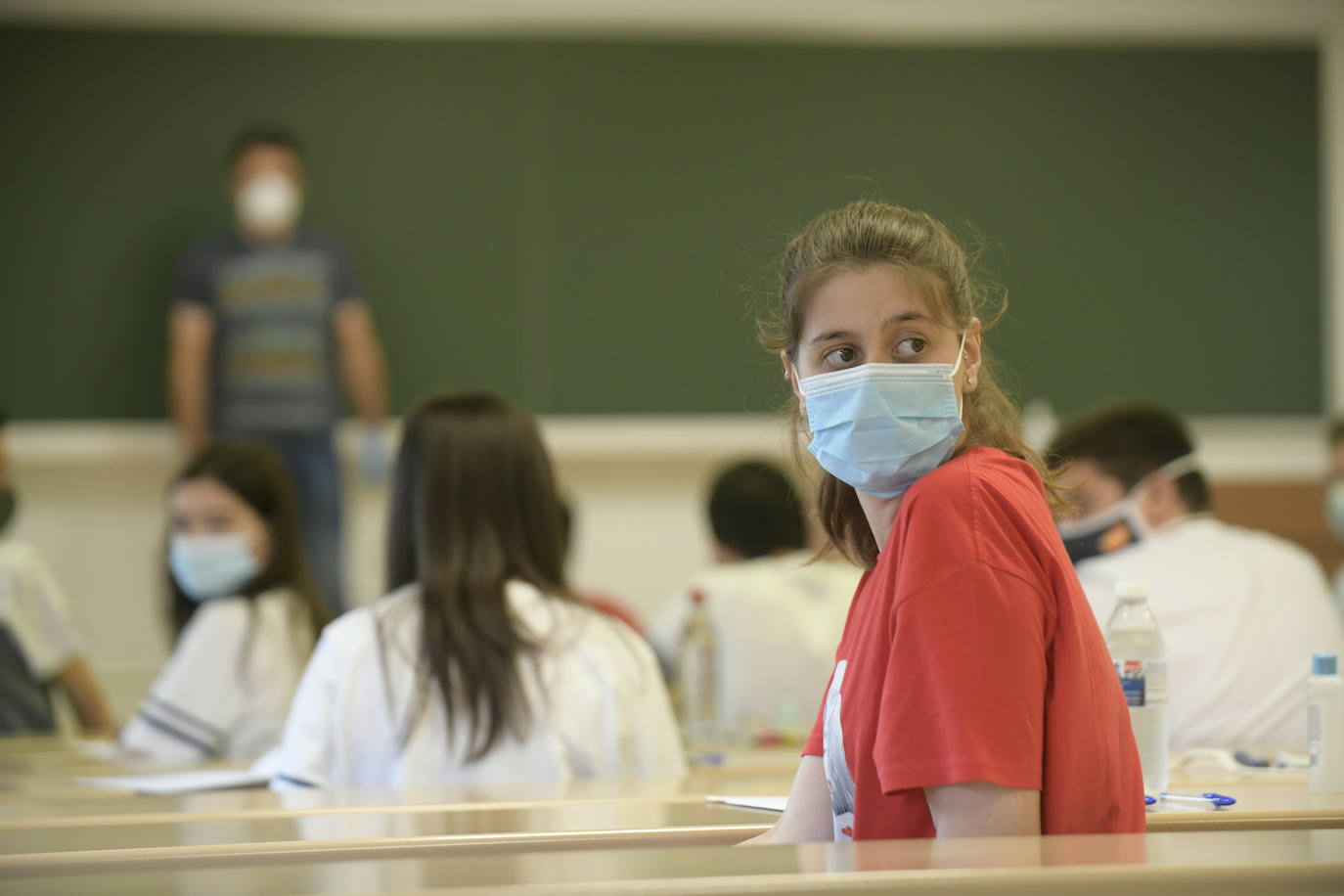 Fotos: Comienza para 11.000 estudiantes de Castilla y León la EBAU más atípica